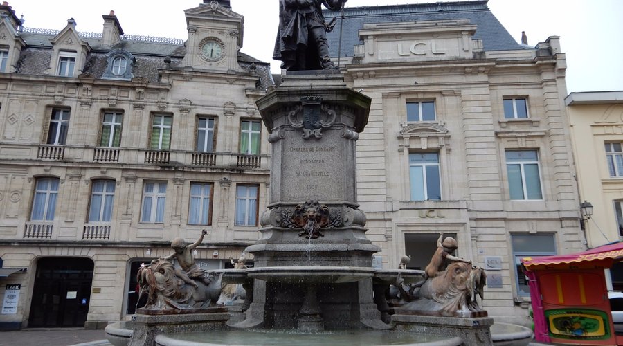 Statue de Charles de Gonzague - 샤르빌-메지에르 - Statue de Charles de Gonzague의 리뷰 - 트립어드바이저