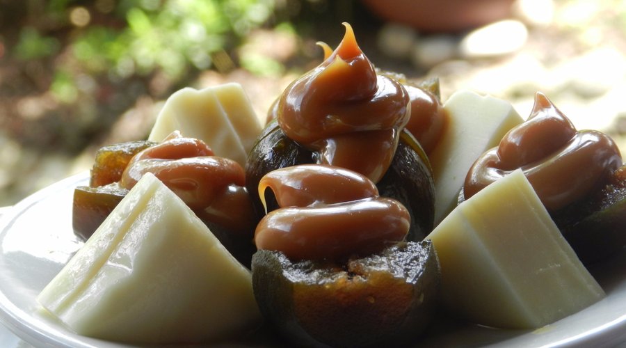 Figs with cheese and caramel.