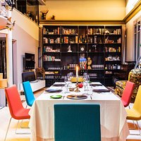 Biblioteca y chimenea