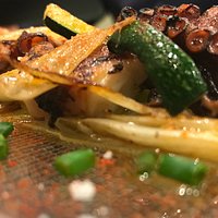 Pulpín de pedreru, crujiente de salchichon y verduritas al Wok