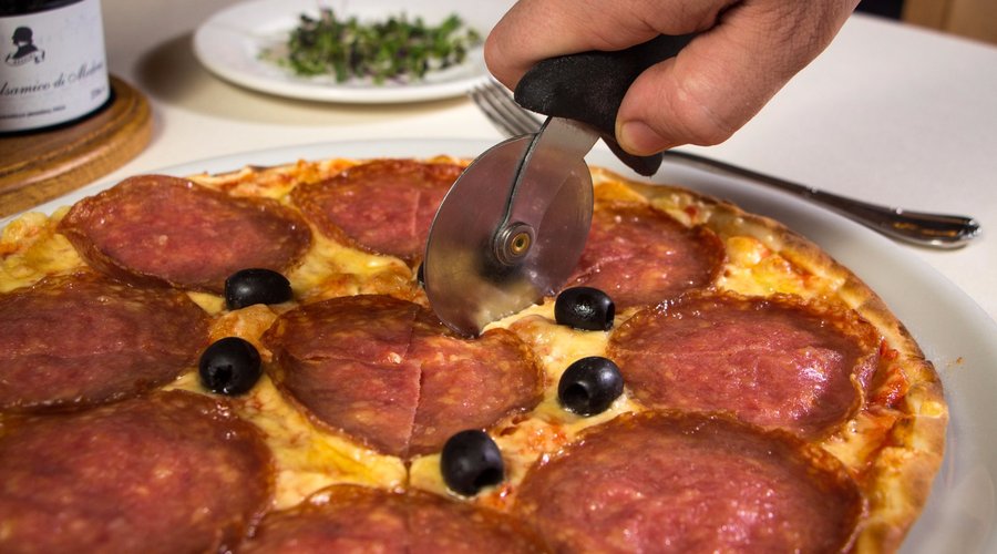 Margherita con Salame -Tomato sauce, mozzarella, salami, black olives