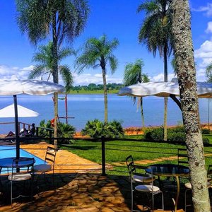 Foto tirada do restaurante com vista para a piscina e para a represa