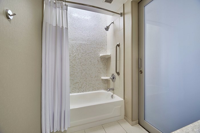 Louis Vuitton Lv Bathroom Set Hot 2023 Luxury Shower Curtain Bath