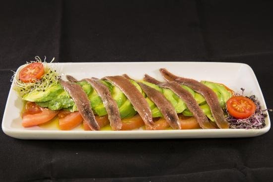Nuestra ensadala de agucate, tomate y anchoa, buenísima !