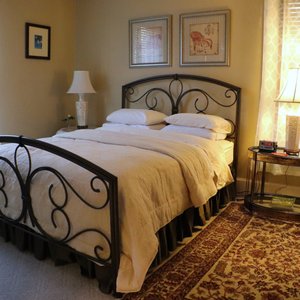 Room 1 - Queen Bed, Private Bath