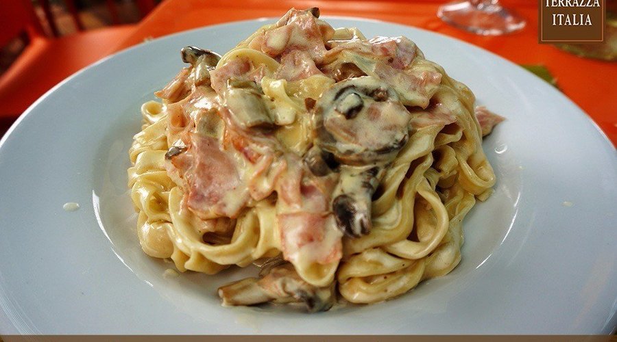 Fettuccine, ravioli, gnocchi, lasagne, parmigiana e outras delicias confeccionadas todos os dias
