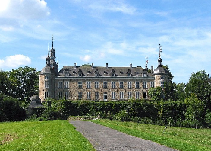 Château de Mirwart, superbe bâtisse contribuant au charme de Mirwart. Le bâtiment est privé