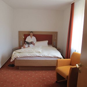 Einzelzimmer mit französischem Bett, Klimaanlage, Safe und HD TV