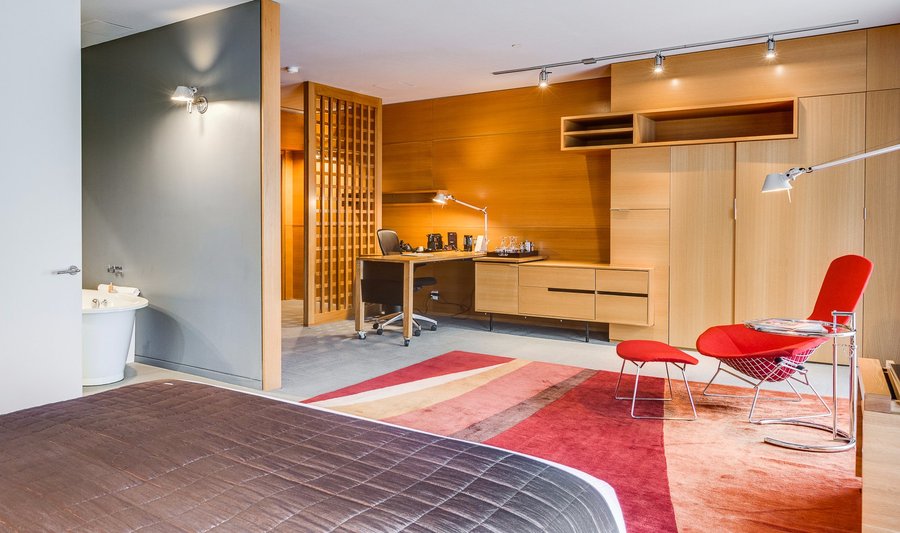 Suite Deluxe - Luxurious King Size bed, comfortable workspace and free high speed WIFI.
