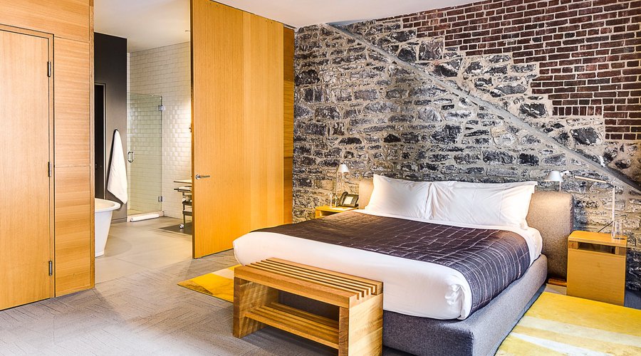 Suite Junior - Luxurious King Size bed, comfortable workspace, bathtub and heated floor.