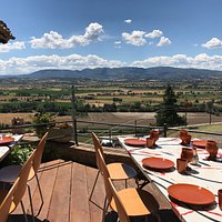 tavoli all'aperto con vista sulla valle