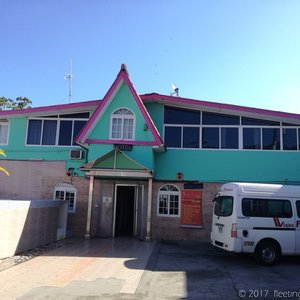 Entrance to hotel from the parking lot - pool to the left