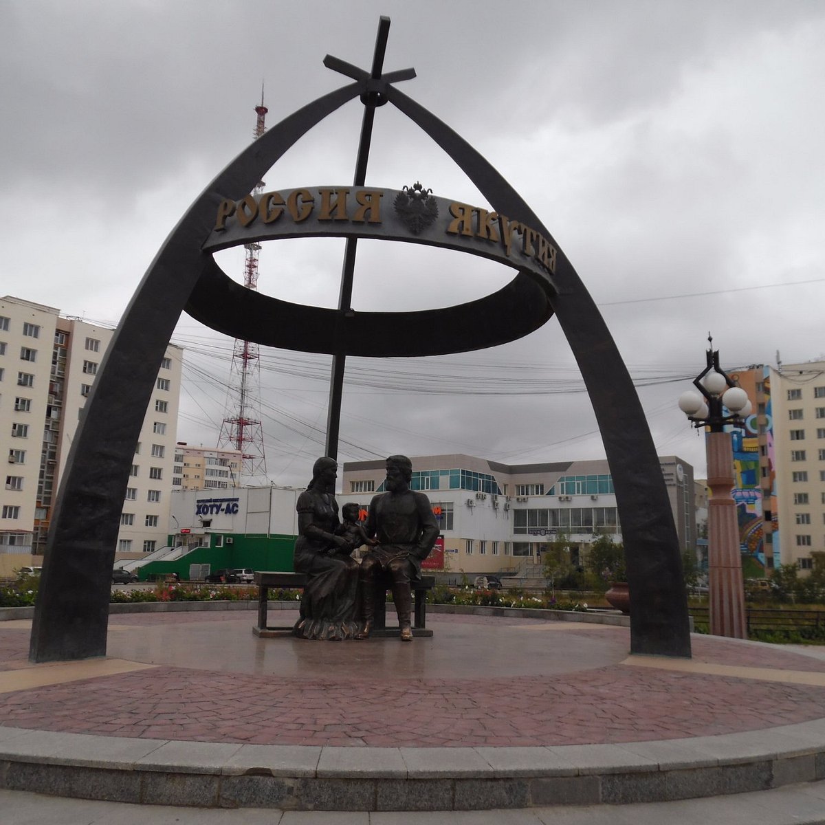 Дежнев якутск. Памятник Дежневу и Абакаяде Якутск. Дежнев памятник в Якутске. Памятник Бекетова Якутск.