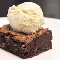 Il nostro caldo Brownies scioglierà anche il vostro cuore oltre alla quenelle di gelato alla cre