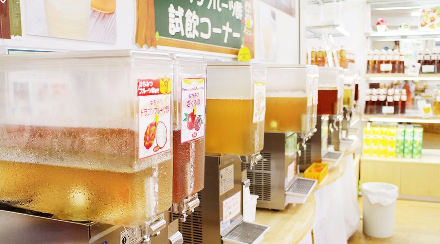 はちみつフルーツ酢試飲コーナーで飲み比べて、あなたのお気に入りを見つけてください。