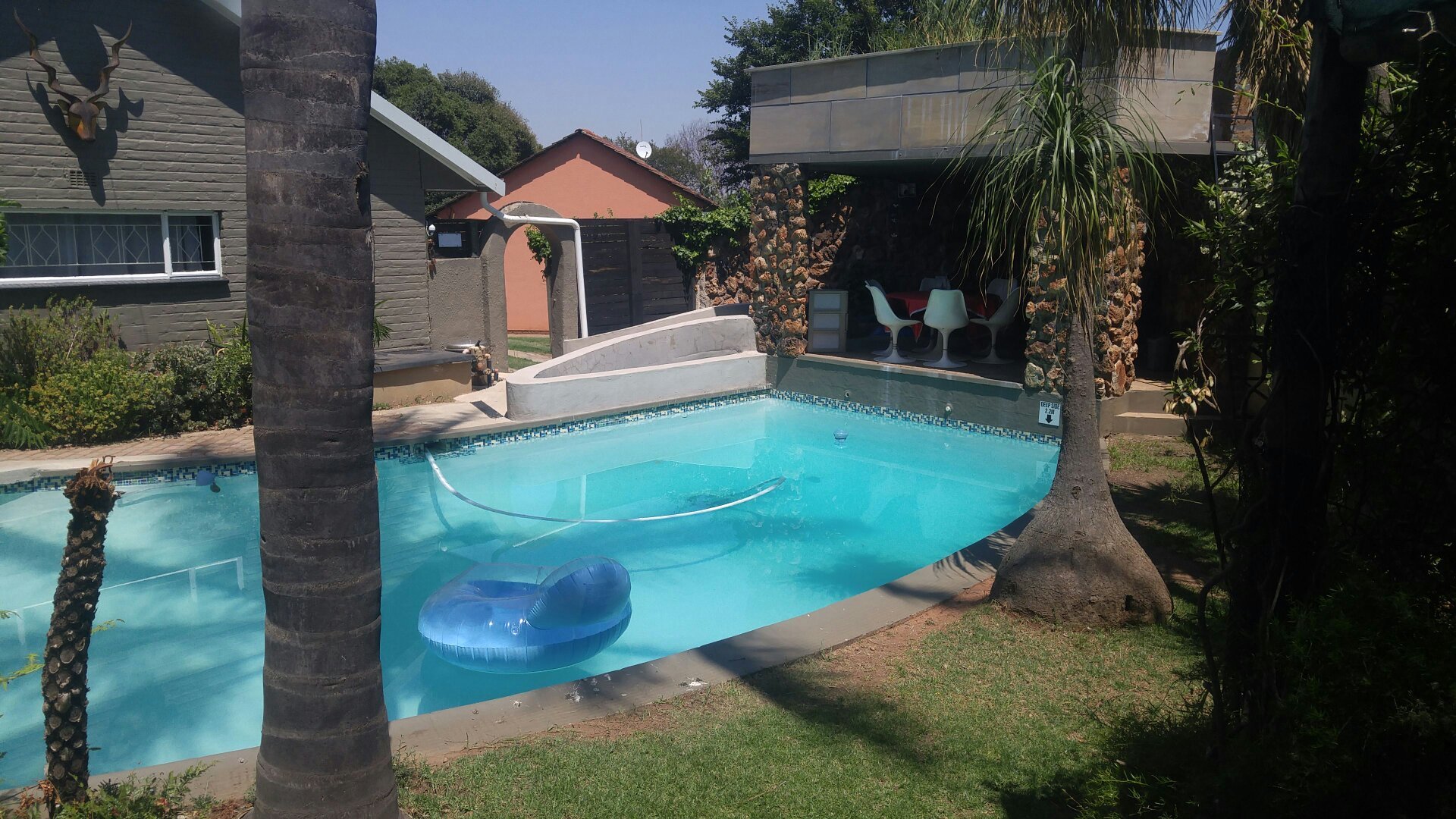 NO8 GUEST HOUSE & SERVICED APARTMENTS (Krugersdorp, Zuid-Afrika) - Foto ...