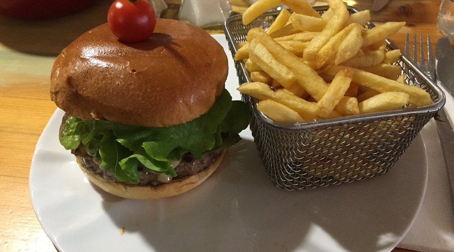 Hamburger e patatine fritte
