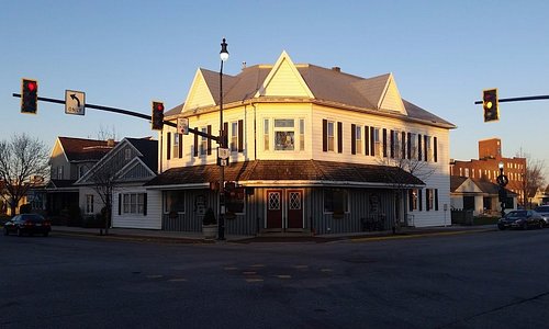 the outside of the the wooden shoe inn