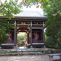 再建された仁王門