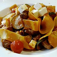 Pasta con ragout de cordero, zucchini y queso de cabra
