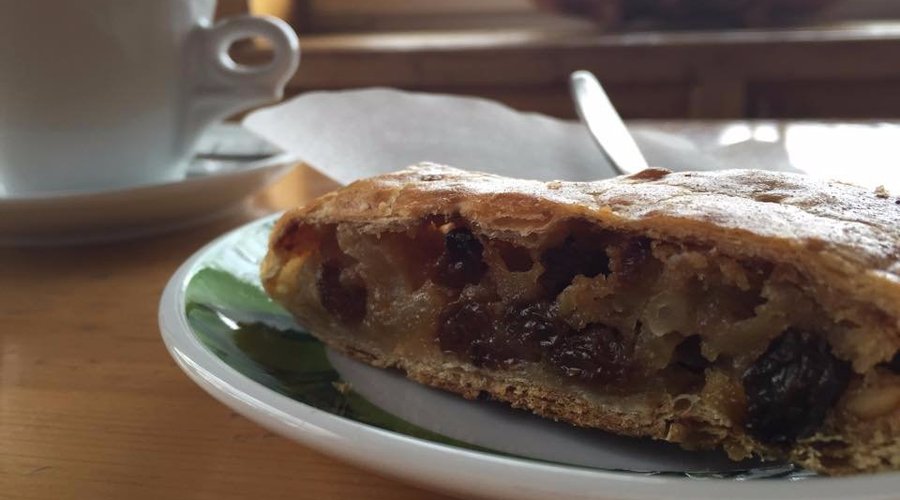 Colazione con cappuccino e strudel.