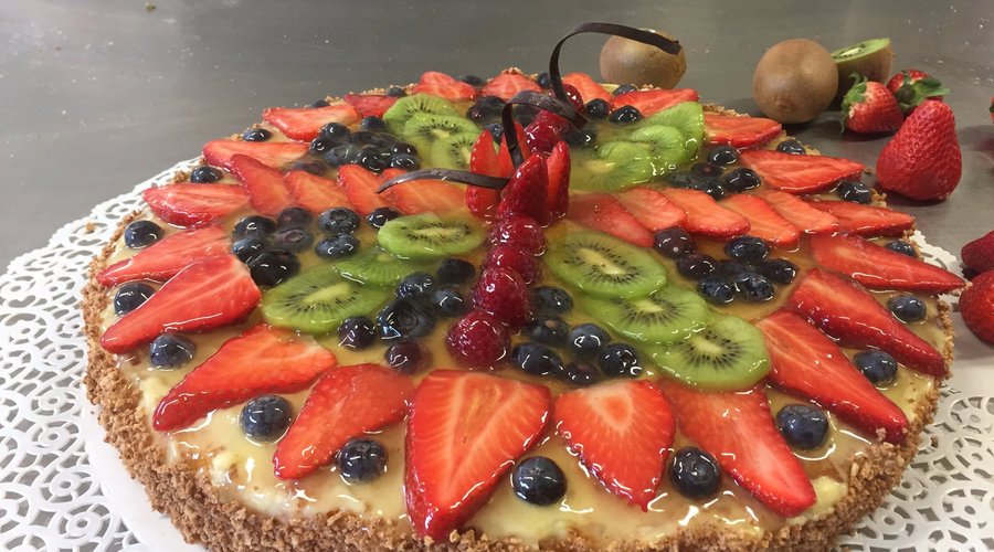 Torta alla frutta con soffice pan di spagna. 