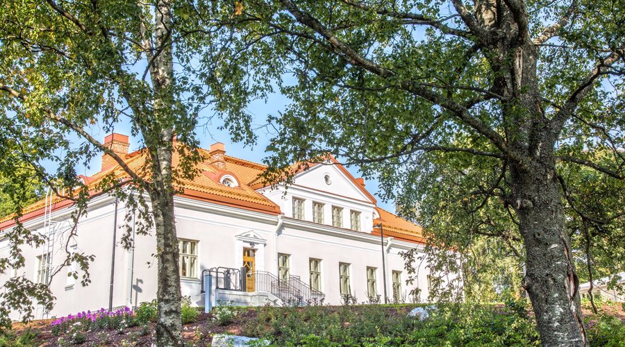 Tyrvään Pappilaa ympäröi viehättävä ja hoidettu vanhan ajan puutarha.