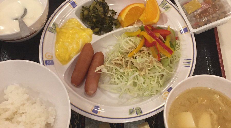 無料の朝食。パンもあります。
