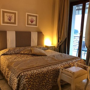 Camera con balcone vista mare