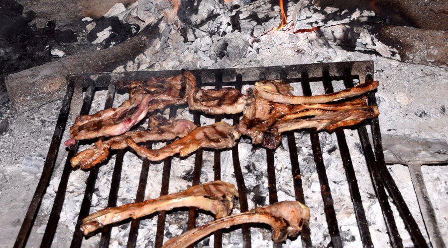 Chulestas de cordero a la brasa.