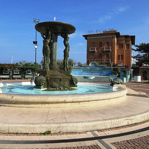 Fontana delle Sirene, 95 anni di eterna gioventù - La Piazza  Notizie,  Politica, Economia, Cultura e Società dalla Provincia di Rimini e  Pesaro-Urbino
