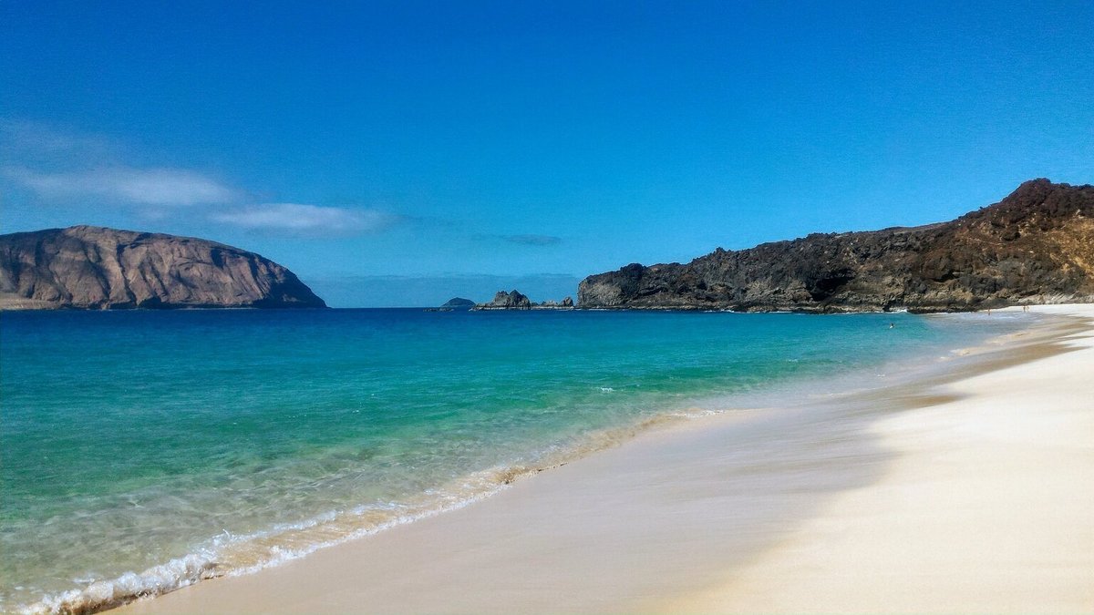 arena de playa con conchas