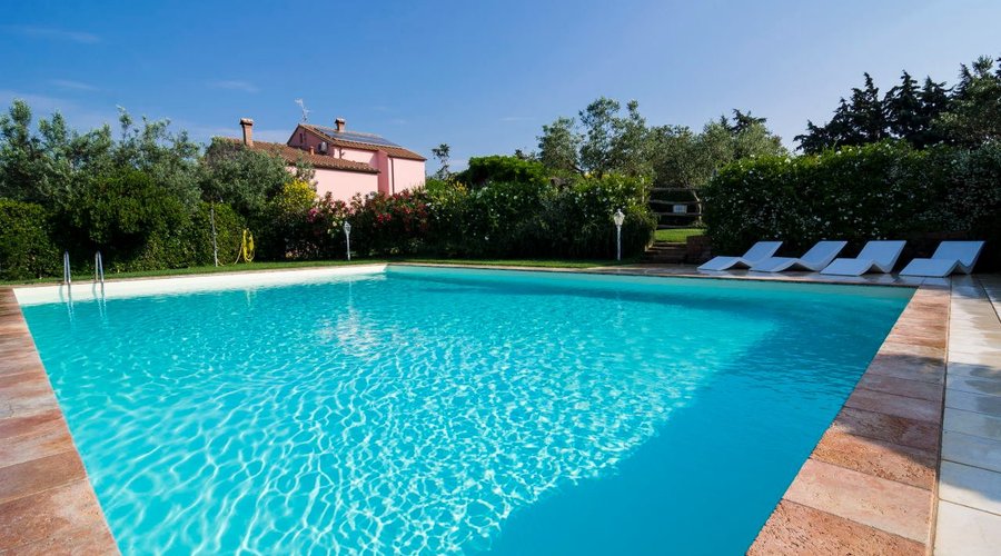 il casale e la piscina