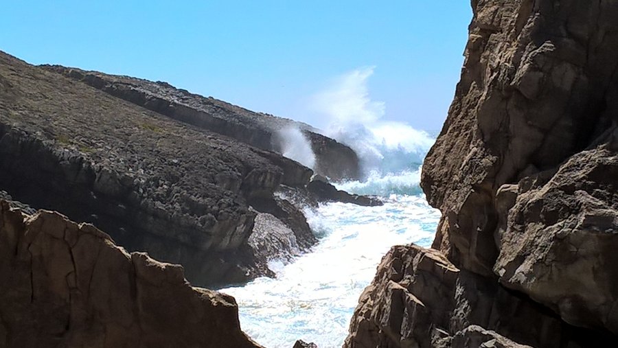 tosende Wellen an den Felsen des Praia da Cresmina