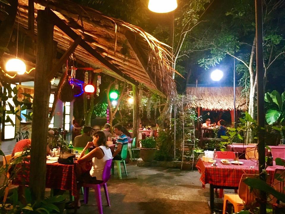 restaurante rústico e agradável em Ao Nang.