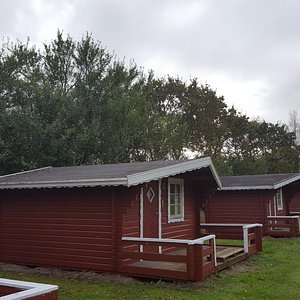 De hyggelige hytter med plads til 5 personer og egen terrasse på Albuen Strand Camping