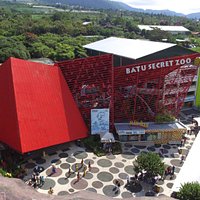Selamat datang di Kebun Binatang Modern yang memiliki 300 spesies satwa yang siap anda jelajahi