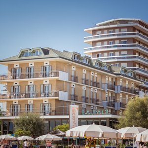 Sul mare con piscina