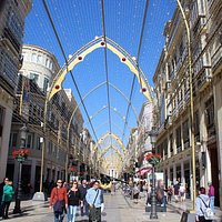 la rue princimale de la zone pietonne décorée pour les fêtes de Noêl