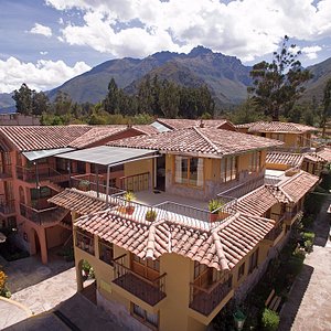 Vista aérea del hotel, estamos ubicados en el valle sagrado de los incas. Vista a las montañas 
