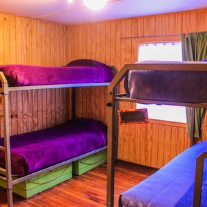Habitación compartida mixta, 4 personas. Cuenta con cajones/casilleros para cada pasajero.