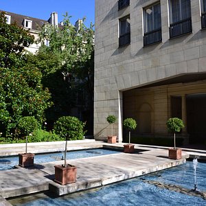 Building Ponds and Fountains - 16 rue du Parc Royal 