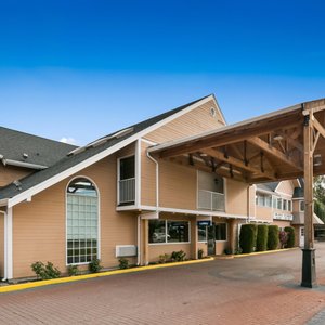 Best Western Inn At Penticton in Penticton, image may contain: Grass, Lawn, Tree, Backyard