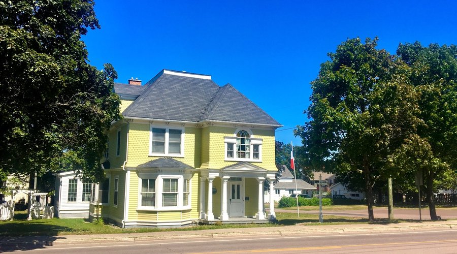 The front facade of Le Griffon