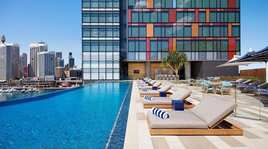 Infinity pool & bar