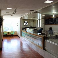 Restaurant - American cuisine, ice cream, and coffee available