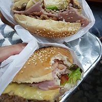 Esse é o chivito com bife e ovo cozido.