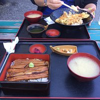 手前が煮穴子丼、奥が穴子天丼