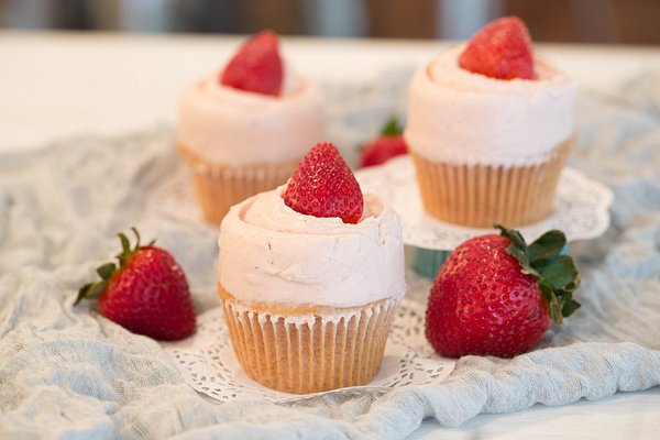 https://dynamic-media-cdn.tripadvisor.com/media/photo-o/11/75/91/af/strawberry-cupcake-with.jpg?w=600&h=-1&s=1