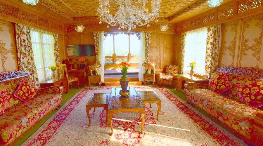 Royal Houseboats: Experience Luxurious Floating Palaces